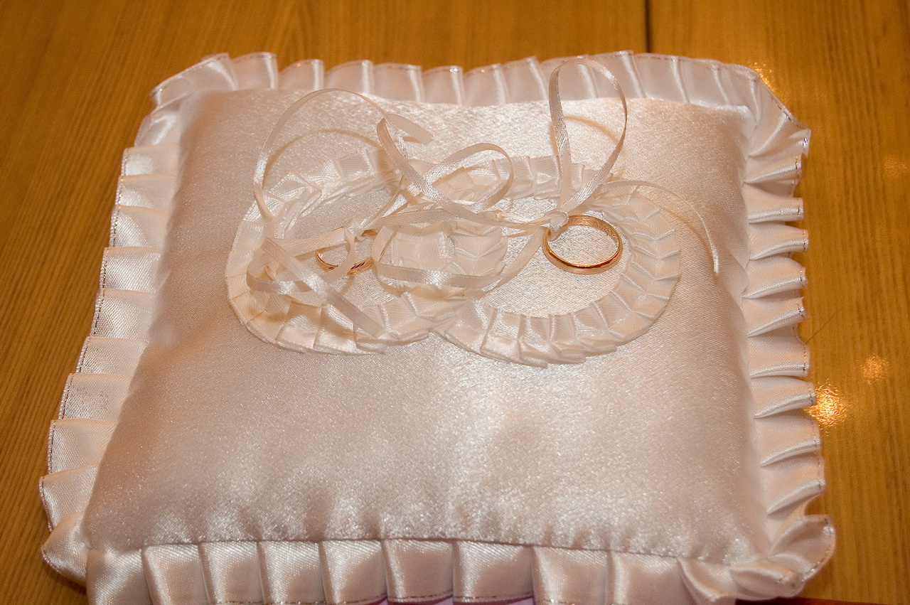 Подушки для свадебных колец: виды, формы, материалы и декор